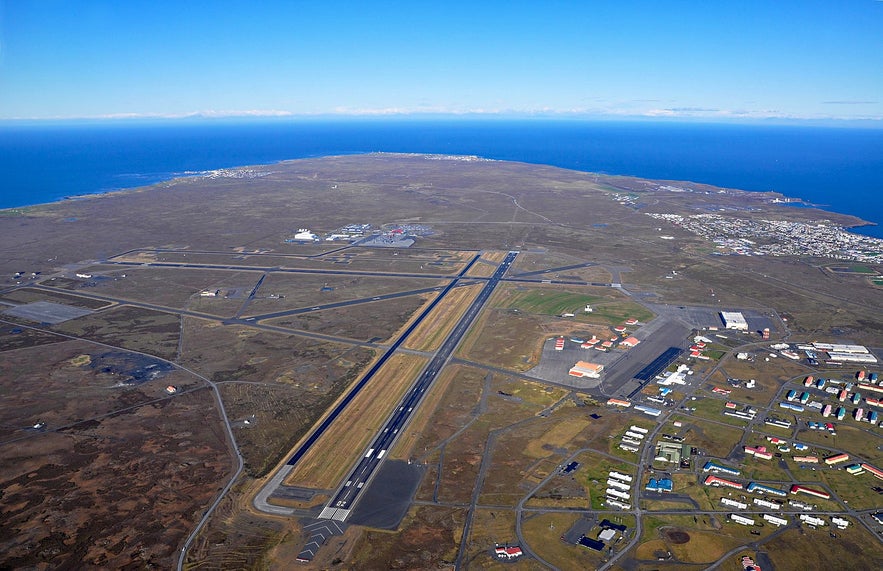 Laéroport de Keflavik Airport vu du dessus.