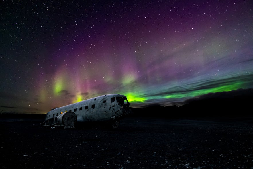 Los restos del avión DC-3 bajo la aurora boreal.