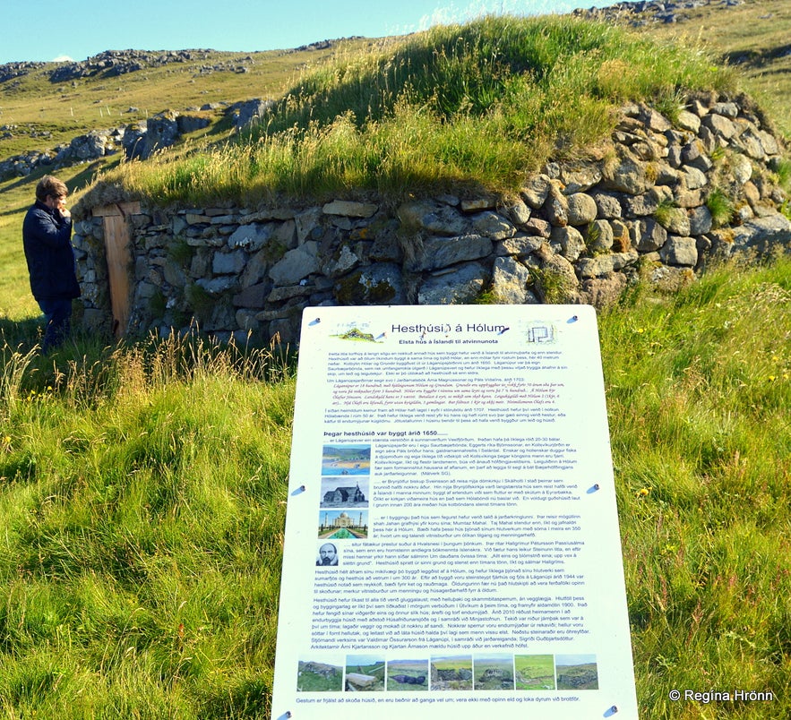 The information sign by Hesthúsið á Hólum turf outhouse