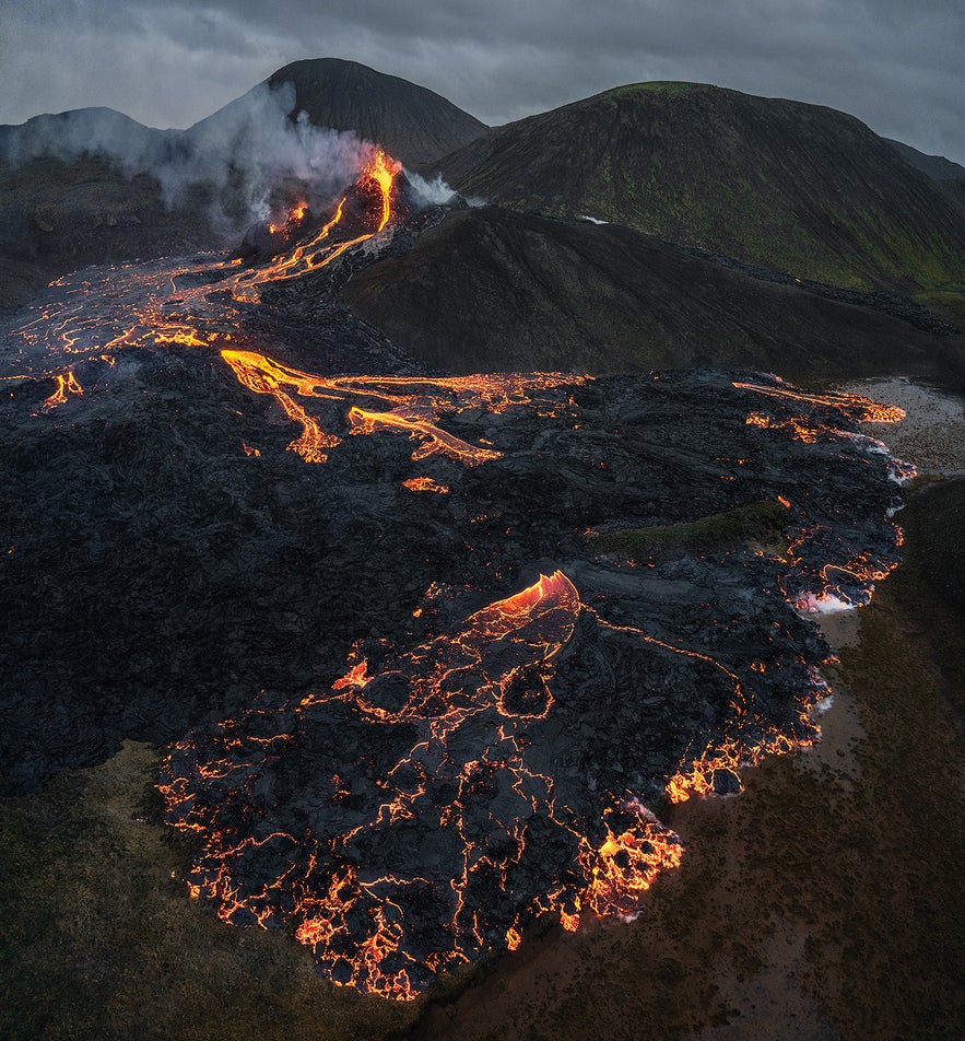 Geldingadalur山谷的火山岩浆将黑色熔岩撕裂开来