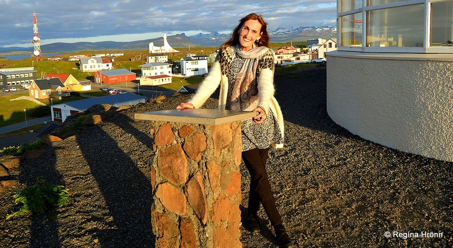 Regína by the view-dial at Bókhlöðuhöfði in Stykkishólmur