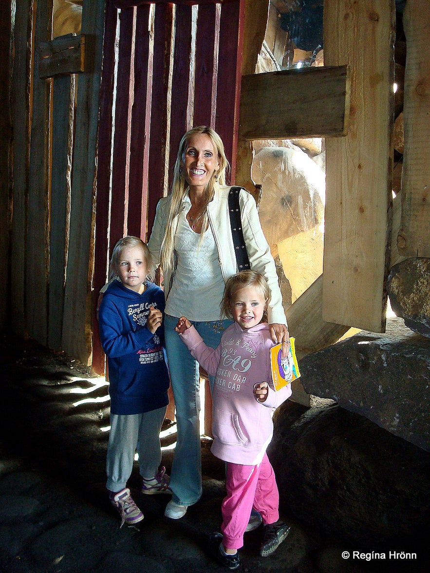 Regína with her nieces in Skessuhellir