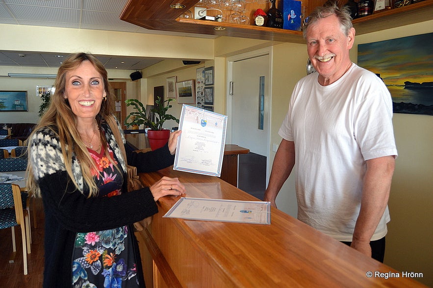 Regína receiving a certificate at Hotel Norðurljós