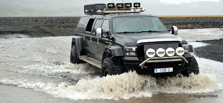 Crossing a river on the way to Gígjökull