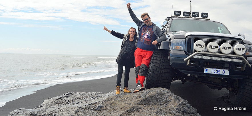 Regína with the tour guide on the black beach