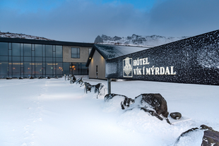 Das schneebedeckte Hotel Vik i Myrdal.