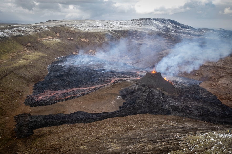Spalteneruption im Tal Geldingadalur am Berg Fagradalsfjall nahe der Ortschaft Grindavik auf der Halbinsel Reykjanes im Südwesten Islands