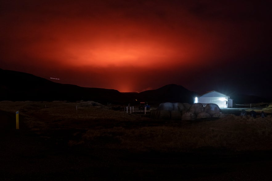 Rot erleuchteter Himmel nach einem Vulkanausbruch am Berg Fagradalsfjall im Tal Geldingadalur nahe der Stadt Grindavik auf der Halbinsel Reykjanes im Südwesten Islands.