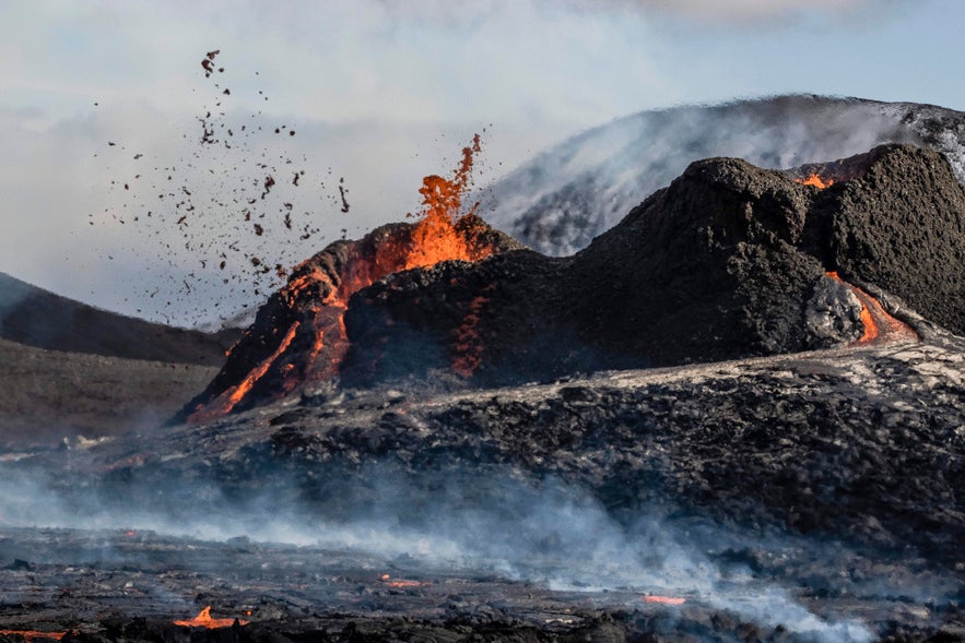 Spalteneruption im Tal Geldingadalur am Berg Fagradalsfjall nahe der Ortschaft Grindavik auf der Halbinsel Reykjanes im Südwesten Islands.