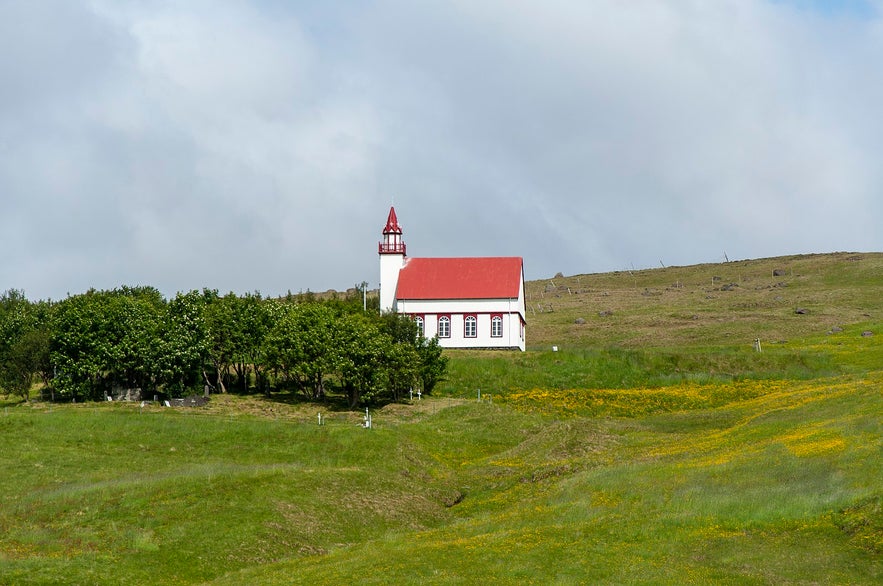 Hlíðarendakirkja is referenced in the Sagas.