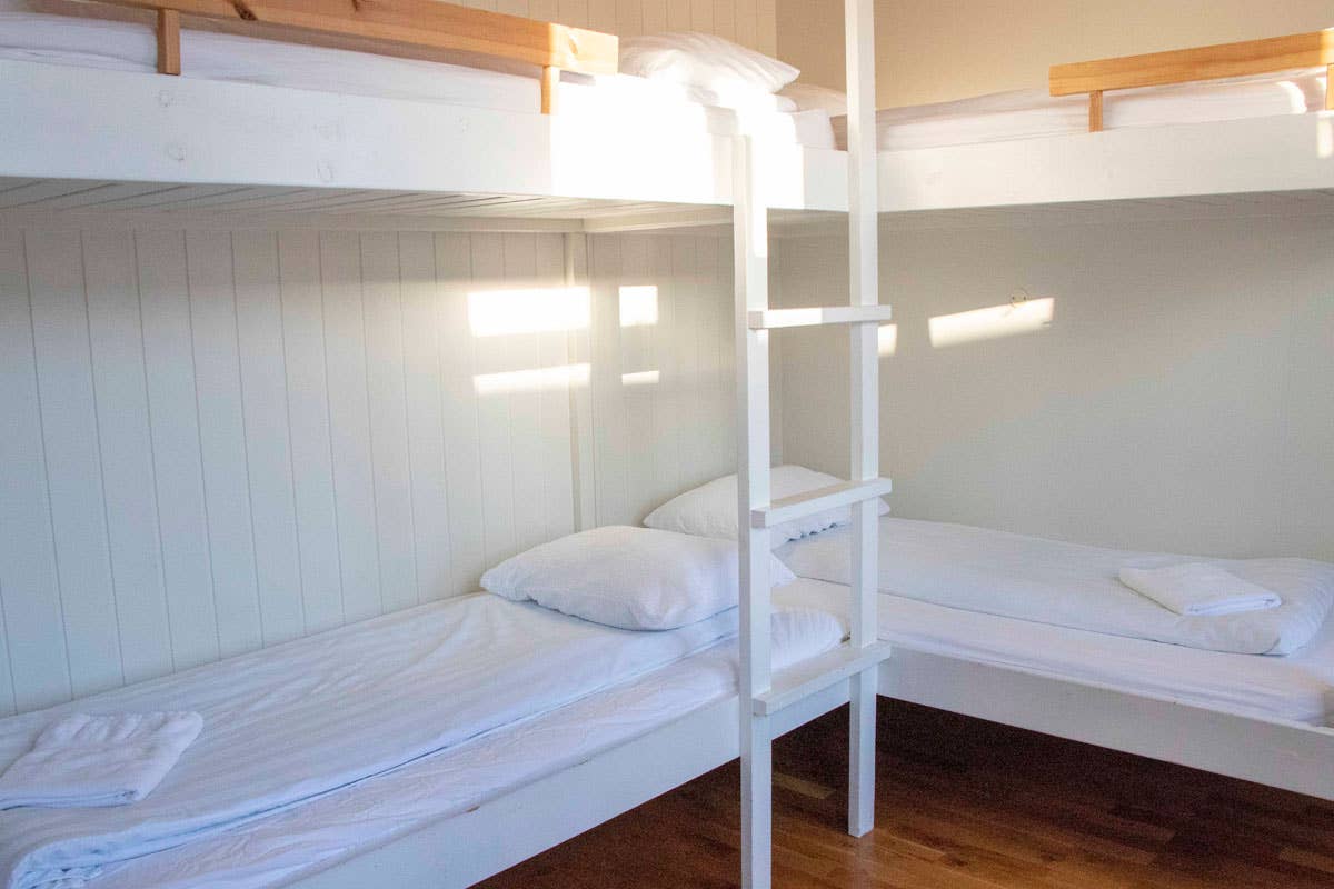 Zwei Etagenbetten in einem Zimmer im 1908 Hostel By Ourhotels.