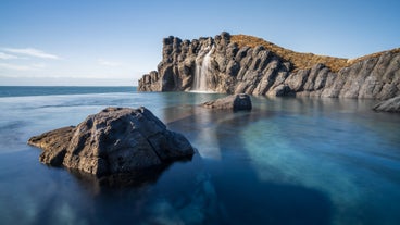 Das azurblaue Wasser des Sky Lagoon Spa wird in der Sonne noch lebendiger.