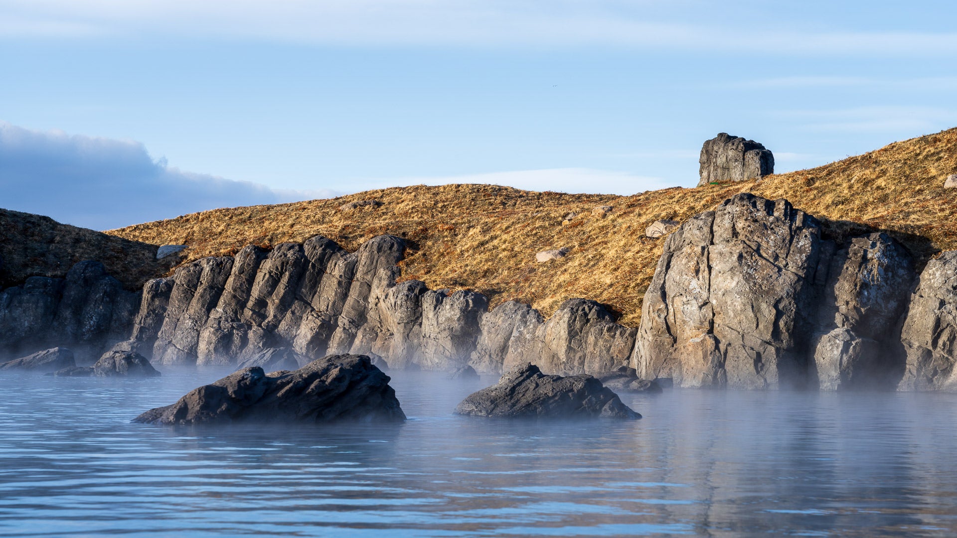 แนวชายฝั่งเป็นหินรอบๆ สกายลากูน