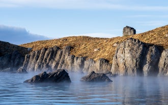 แนวชายฝั่งเป็นหินรอบๆ สกายลากูน