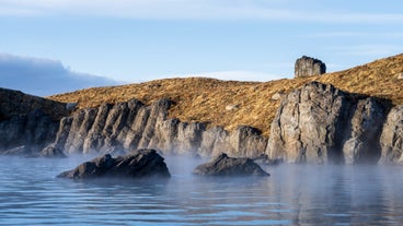 La côte est rocheuse autour du Sky Lagoon.