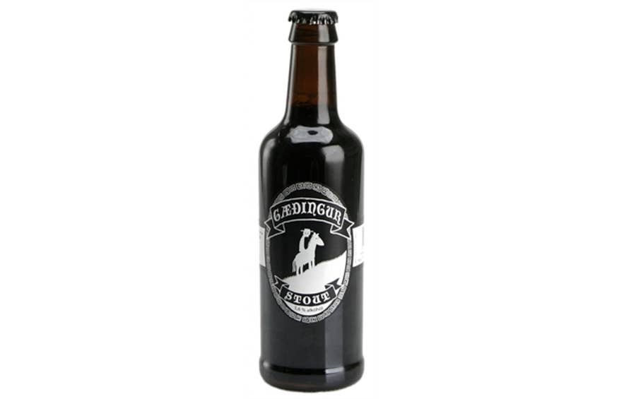 Бутылка Gaedingur Stout — насыщенный и жареный исландский стаут, один из лучших сортов пива в Исландии.