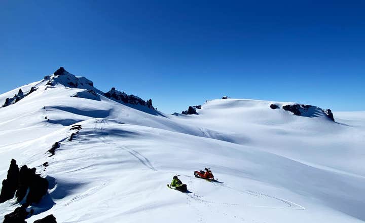 Due motoslitte sono visibili sul ghiacciaio, senza persone, viste dall'alto.