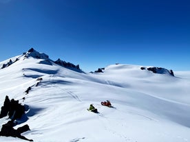 Due motoslitte sono visibili sul ghiacciaio, senza persone, viste dall'alto.