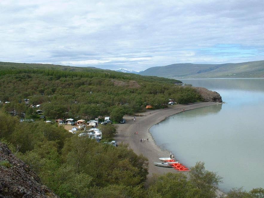 L’anse d’Atlavik sur les rives du lac Lagarfljot, entourée par la forêt de Hallormsstadaskogur L’anse d’Atlavik sur les rives du lac Lagarfljot, entourée par la forêt de Hallormsstadaskogur