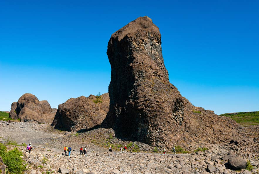 Hljóðaklettar是位于冰岛北部的一组形态奇特的火山颈，由古老火山侵蚀后留下的岩体组成。