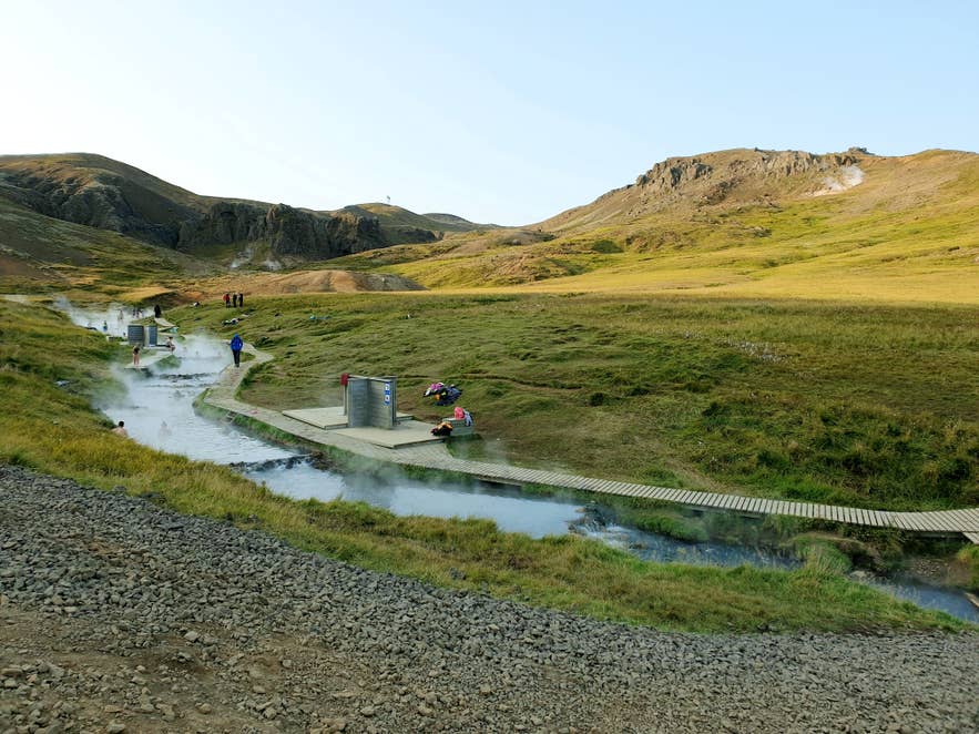 冰岛奥佛斯地区蒸汽山谷（Reykjadalur）的美丽风光。