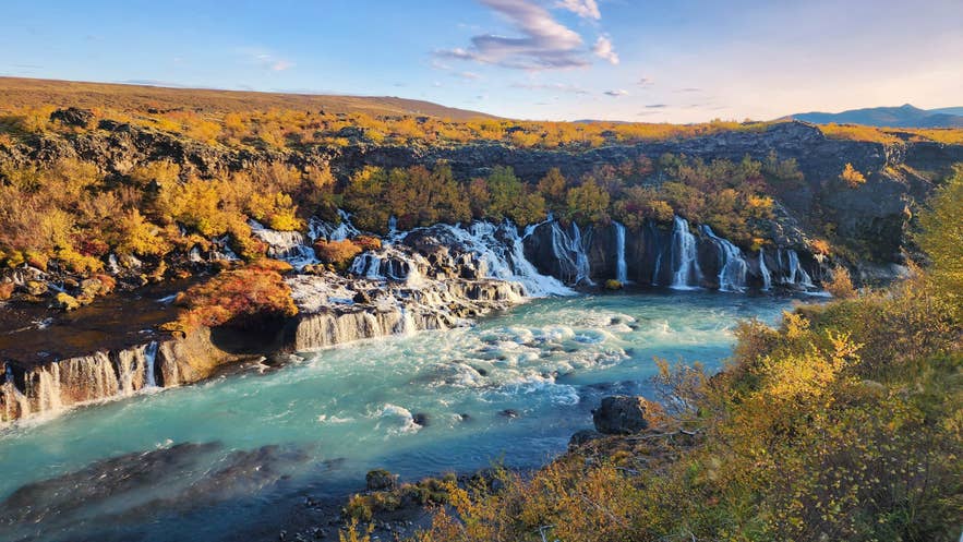 Die Landschaft rund um den Hraunfossar-Wasserfall in Island