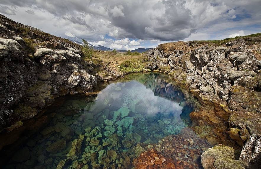 Près de l’entrée de la faille de Silfra, les visiteurs peuvent observer l’eau glaciaire cristalline.