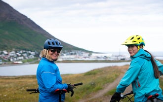Ein Paar radelt rund um Siglufjördur.