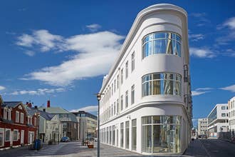 Otra vista del edificio histórico del Reykjavik Konsulat Hotel en Islandia.