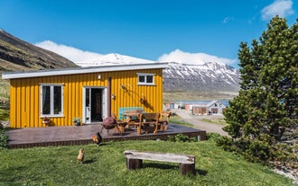 东冰岛塞济斯菲厄泽Hafaldan HI青年旅舍–港口楼的外观。