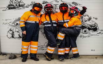 Pilotos de buggy en el Sur de Islandia posando alegremente para una foto.