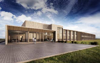 Utvendig bilde av Hotel Loa med moderne trekledning, store glassvinduer og gjester på vei inn under et lyst inngangsparti.