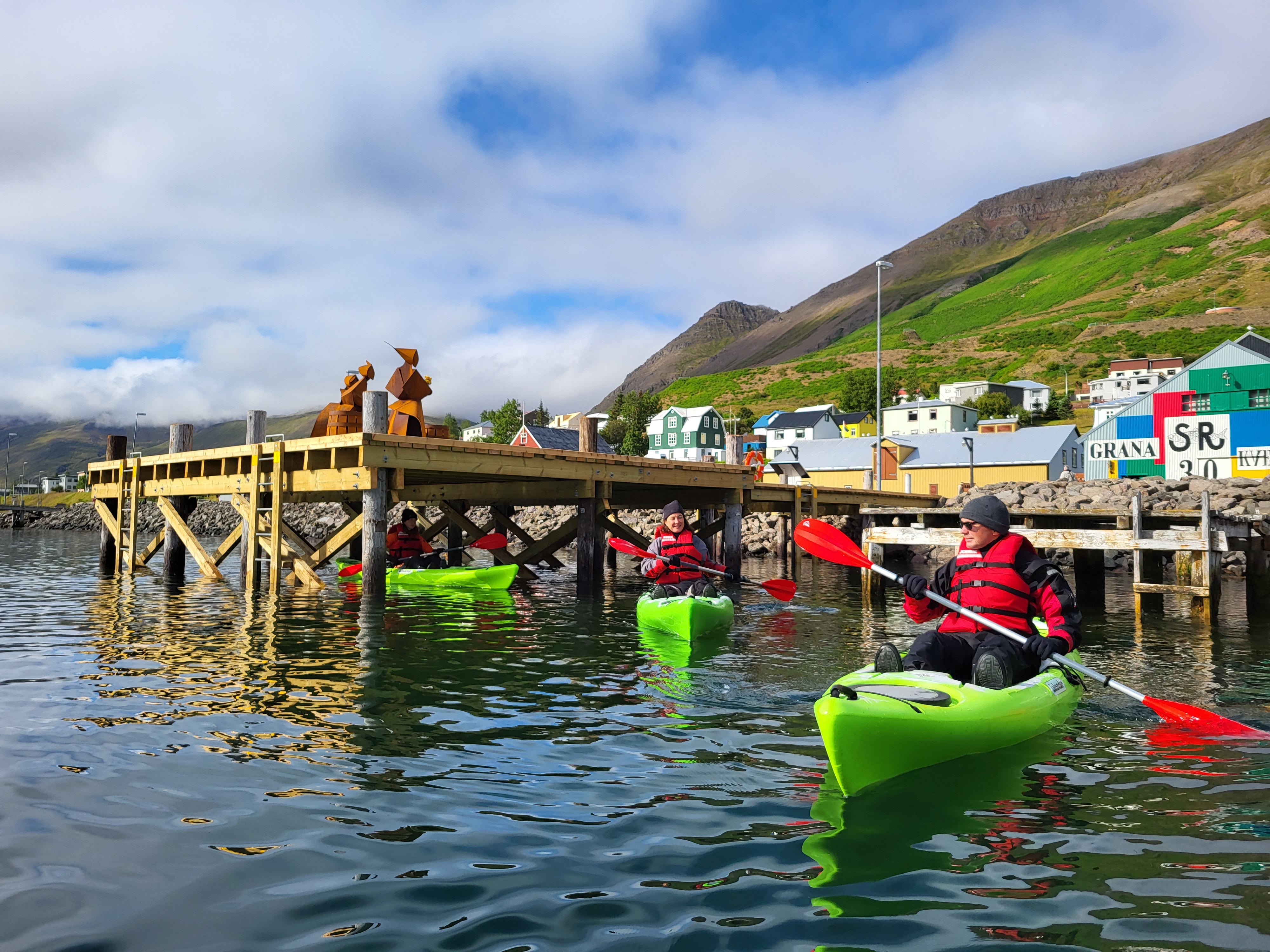 Afslappet kajaksejlads i Siglufjordur-fjorden i det nordlige Island