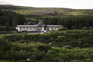 Svartiskogur ligger midt i den landlige naturen.