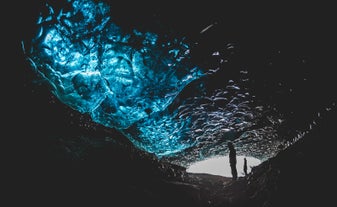 L'interno di una grotta di ghiaccio in Islanda.