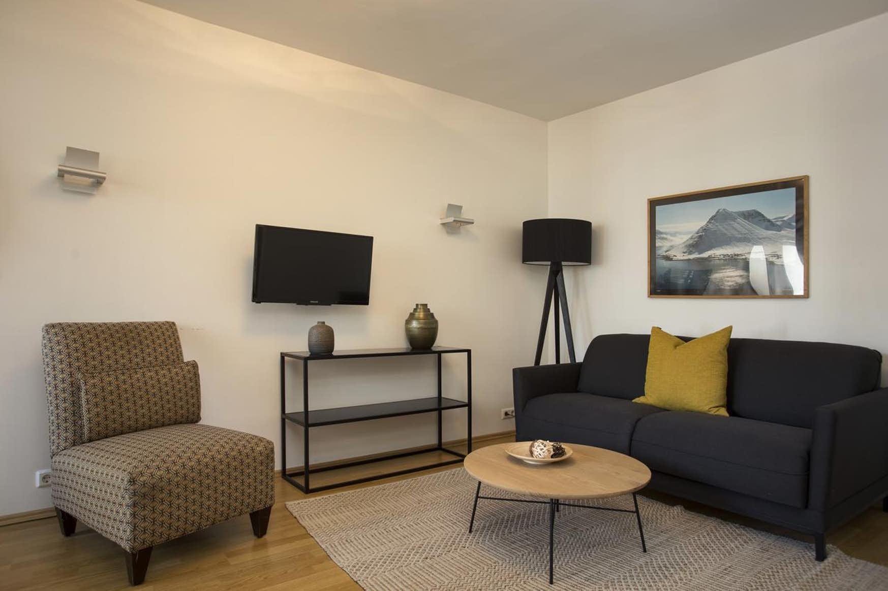 Hotel Fron's suites have TVs and comfortable sofas.