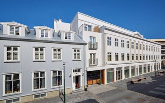雷克雅未克康苏拉特希尔顿绮遇精选酒店(Reykjavik Konsulat Hotel, Curio Collection by Hilton)的建筑外观温馨迷人。