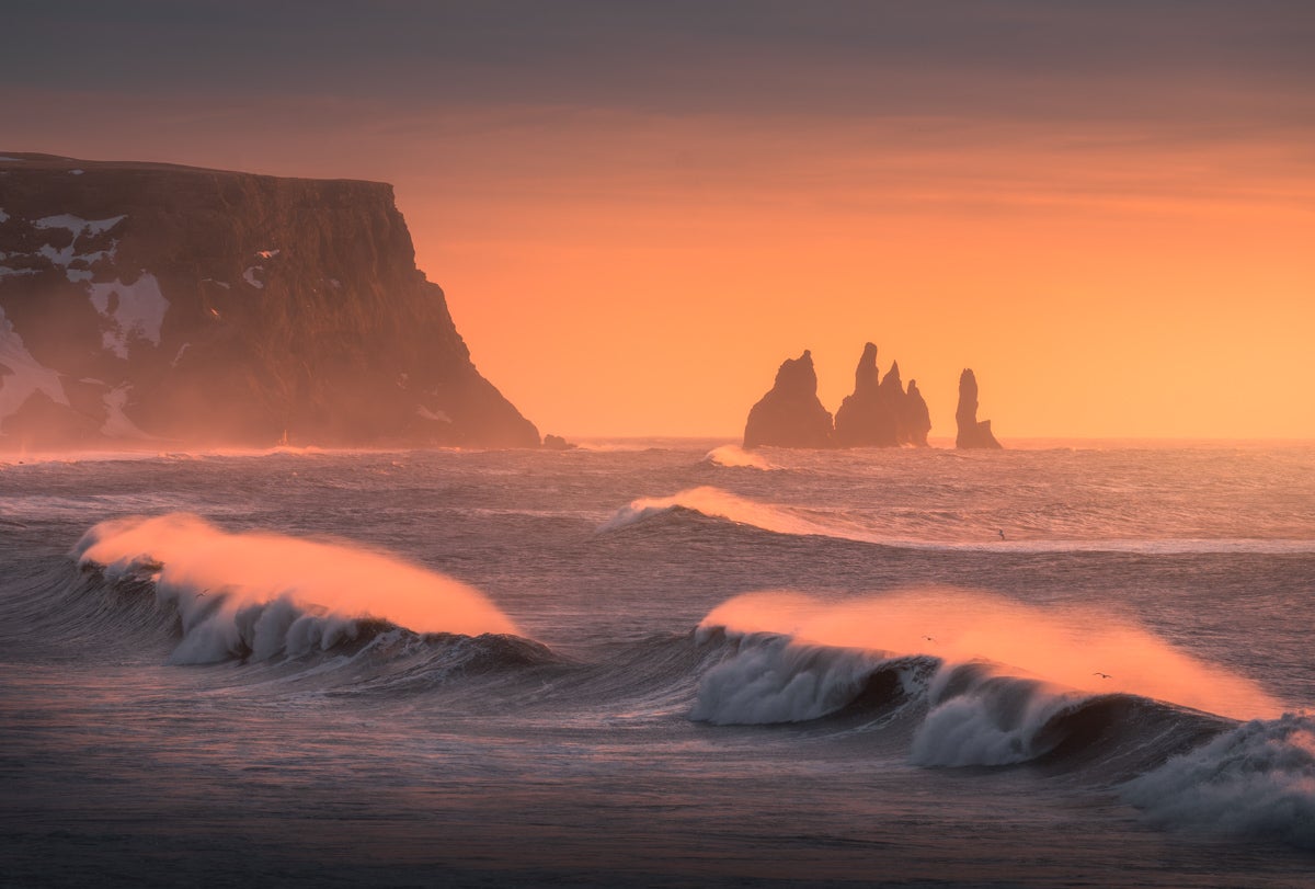 La Costa Sur de Islandia con los acantilados de Reynisdrangar visibles en la distancia, un día de bruma.