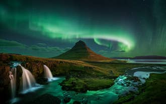 Le mont Kirkjufell paraît encore plus majestueux sous la lumière éthérée des aurores polaires.