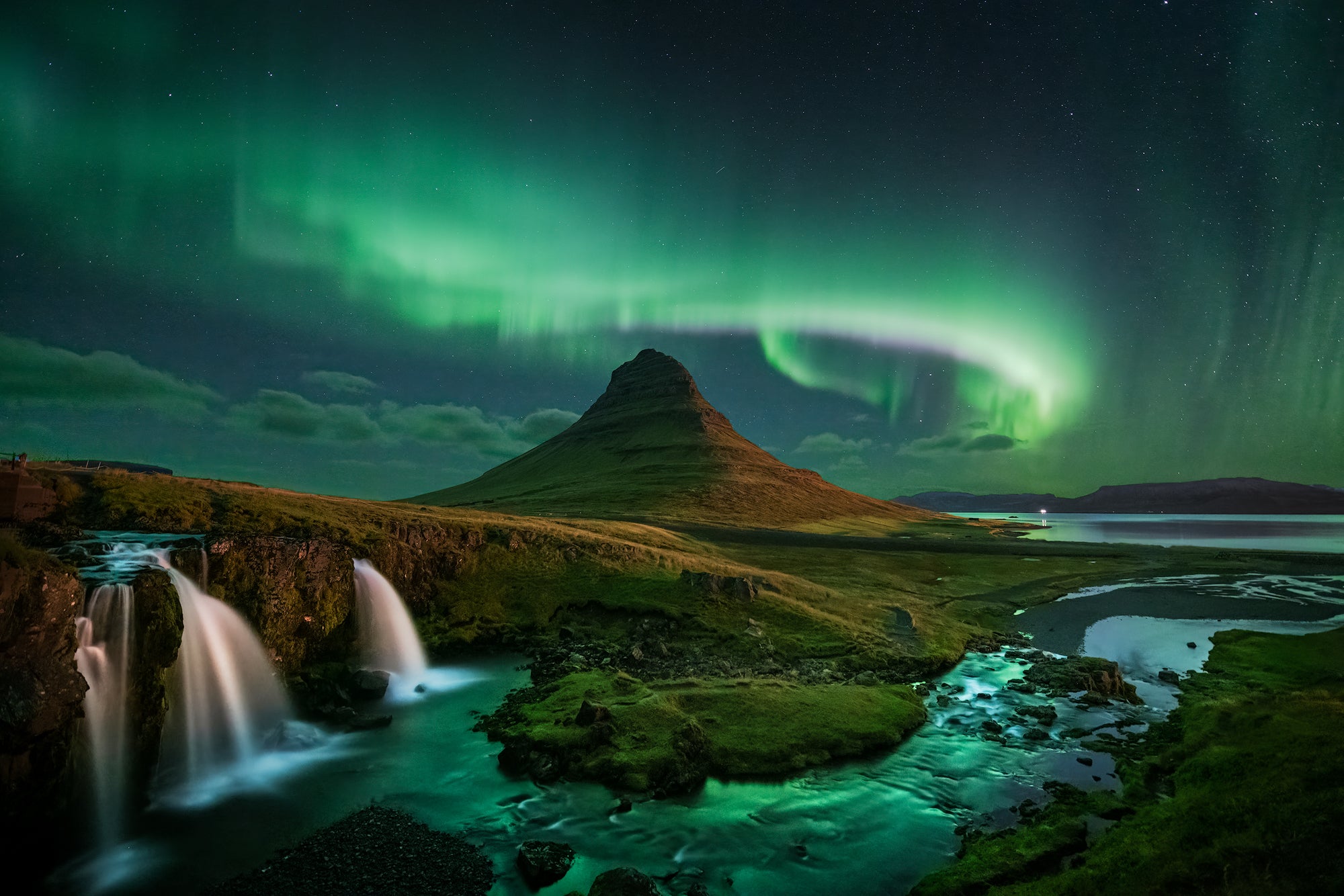 Kirkjufell-bjerget ser endnu mere majestætisk ud under nordlysets æteriske skær.