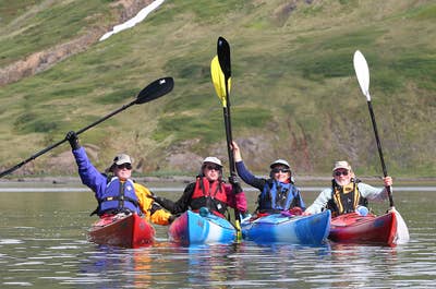 En gruppe kajakroere fejrer deres rejse i Island.