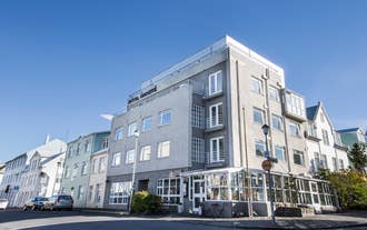 Hotel Odinsve Apartments are located close to the main hotel building.