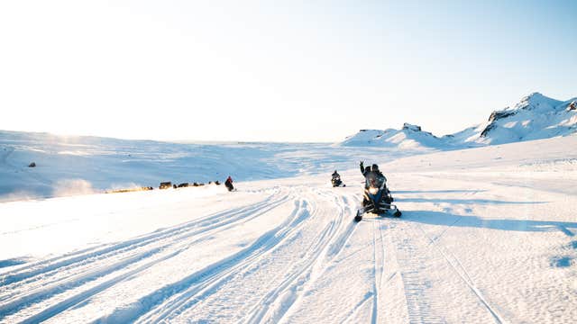 朗格冰川雪地摩托—天然冰洞组合旅行团|黄金瀑布出发、适合自驾