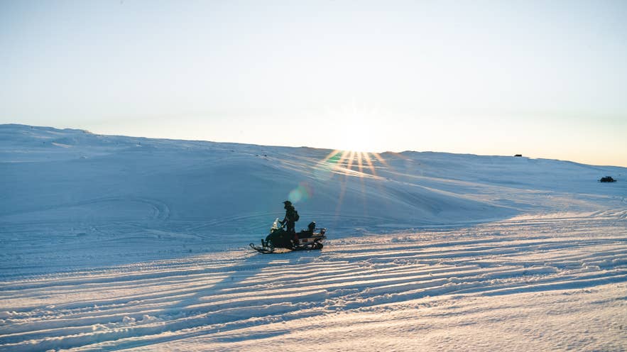 冬季在冰岛体验雪地摩托探险。