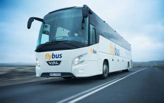 En Flybus-transferbuss kör från Keflavíks internationella flygplats till Reykjavík på Island.