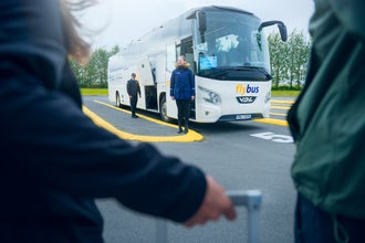 Flybus-Transfer von Hotels in Reykjavik zum internationalen Flughafen in Keflavík