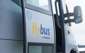 Een Flybus, geparkeerd bij luchthaven Keflavik, die luchthaventransfers naar Reykjavik en andere bestemmingen in IJsland aanbiedt.
