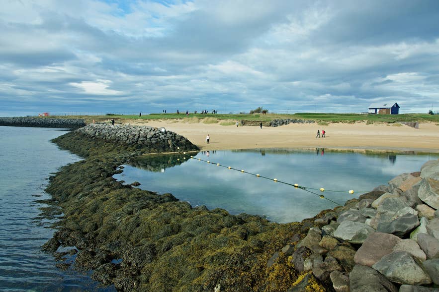 Der Geothermalstrand Nautholsvik bietet eine beheizte Lagune und einen Sandstrand und ist damit eine einzigartige Alternative zu den Schwimmbädern in Reykjavik.