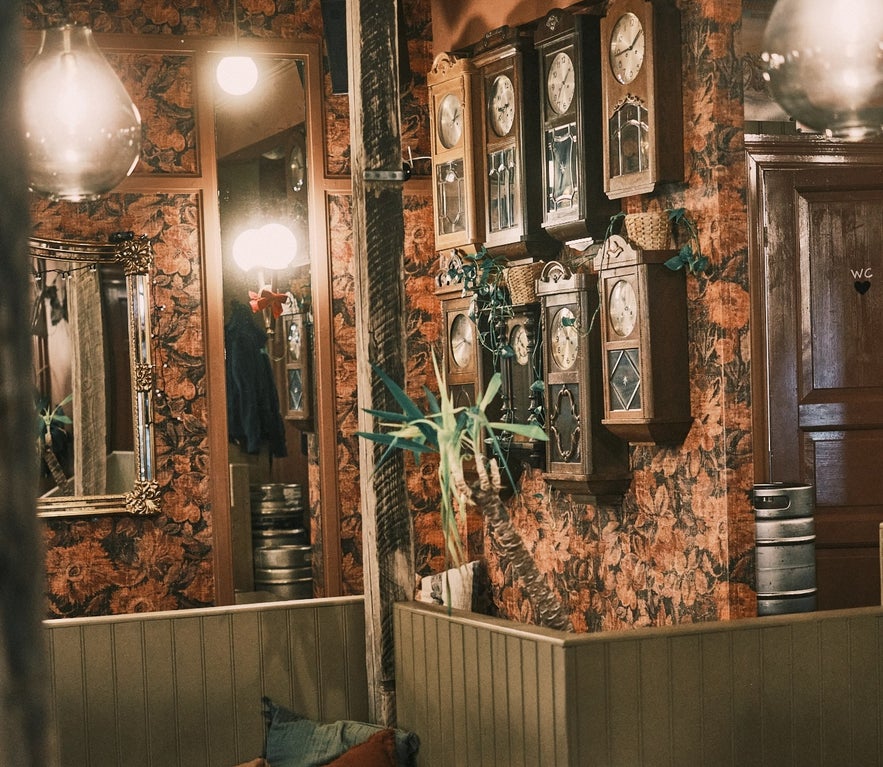 Ellý Bar предлагает уютную винтажную атмосферу с его стильным декором.