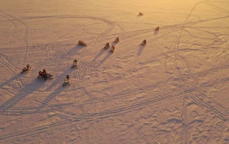 Gletsjer Sneeuwscootertocht op de Myrdalsjokull -gletsjer vlakbij Vik